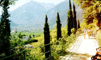 The "Tappeinerweg"-promenade offers good views on Meran